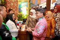 membuka pameran dan simposium pelayanan publik di banyuwangi