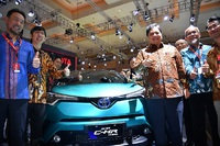 airlangga hartarto mengunjungi booth toyota di iims 2019