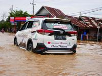 daihatsu terios menerobos banjir di kota bengkulu