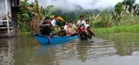 antar anak sekolah lewati banjir