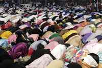 buka puasa dan salat maghrib di bawaslu
