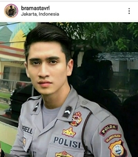 039mengenakan039 seragam polisi