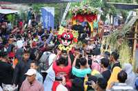 kemiren banyuwangi gelar tradisi barong ider bumi