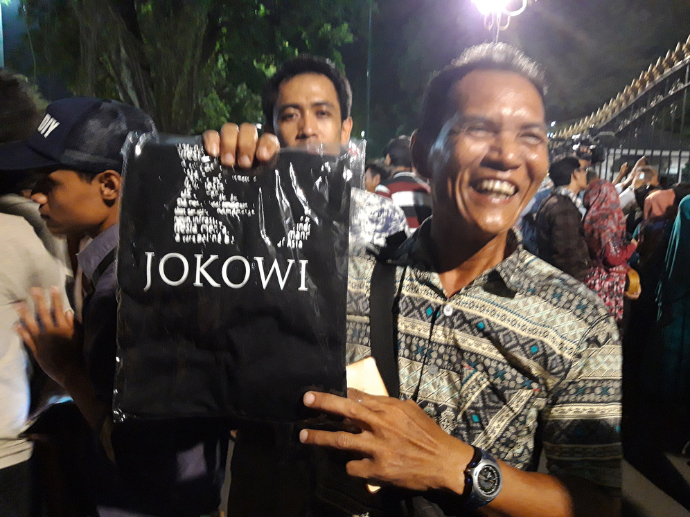  Jokowi  Ajak Warga Swafoto dan Bagi Bagi Kaos  di Depan 