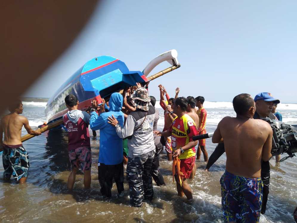 Perahu Pesiar Terbalik Di Pantai Pangandaran 4 Wisatawan