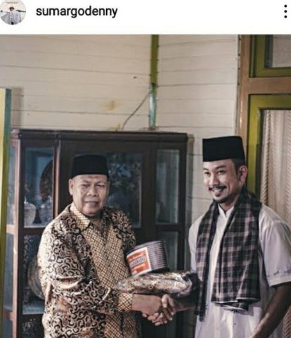 Denny Sumargo Tampil Berpeci dan Bersarung, Warganet Heboh | merdeka.com - merdeka.com