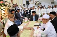 dan gus sholah jadi saksi akad nikah putri gubernur khofifah