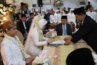 dan gus sholah jadi saksi akad nikah putri gubernur khofifah