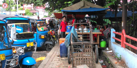 Sejarah Asal Usul Pedagang Kaki Lima Yang Ternyata Salah Terjemahan