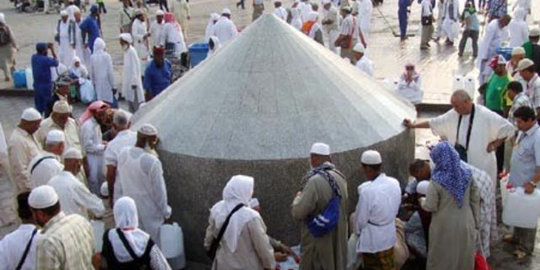 Keajaiban dan Khasiat Air Zamzam