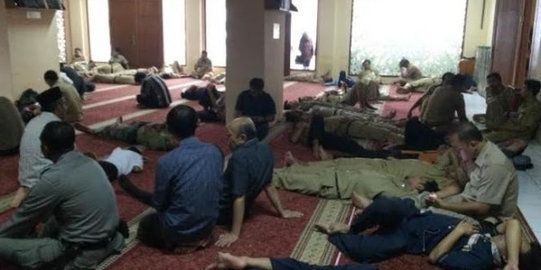 Begini Hukum Duduk Di Masjid Sambil Selonjorkan Kaki Ke Arah Kiblat Planet Merdeka