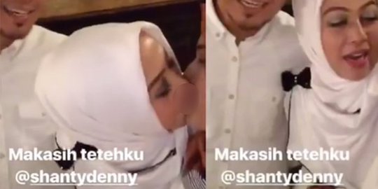 Tak sengaja cium bibir.