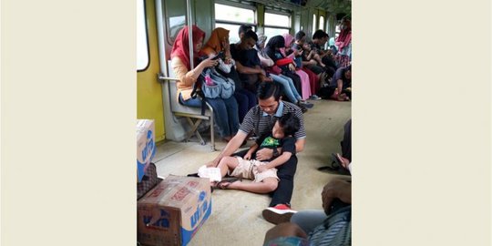 Foto Ketua DPRD Magelang Rela Lesehan Sambil Memeluk Anak 