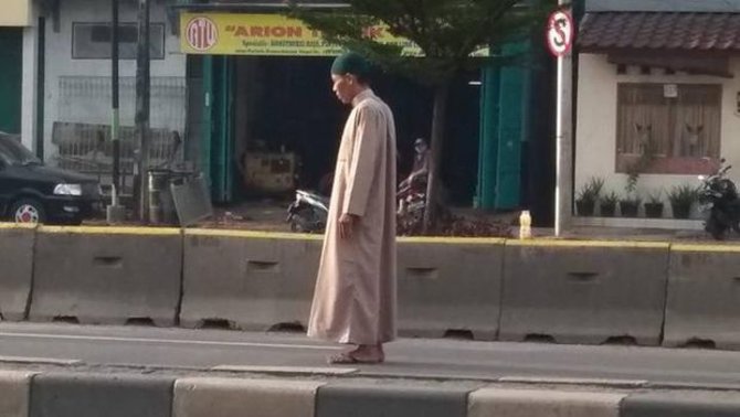 Geger, pria bergamis shalat ditengah jalan di Kelapa Gading