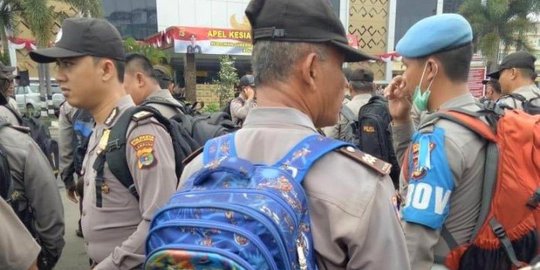 Kisah mengharukan dibalik foto viral seorang polisi 