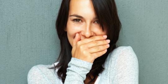 Cara tepat mengatasi bau mulut yang mengganggu