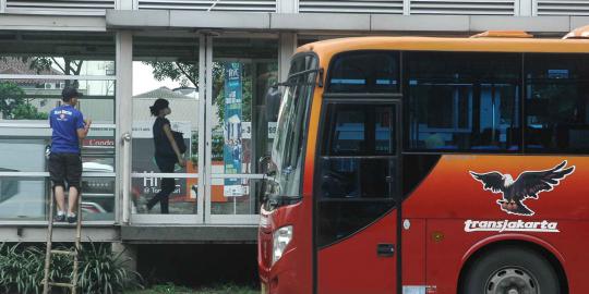 Bus TransJakarta mogok di depan Golf Rawamangun | merdeka.com