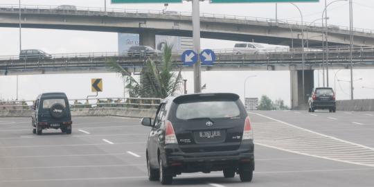 Mobil diduga hasil curian ditinggalkan di Tol Cawang