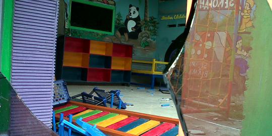 Sekolah TK di Surabaya hancur dirusak massa