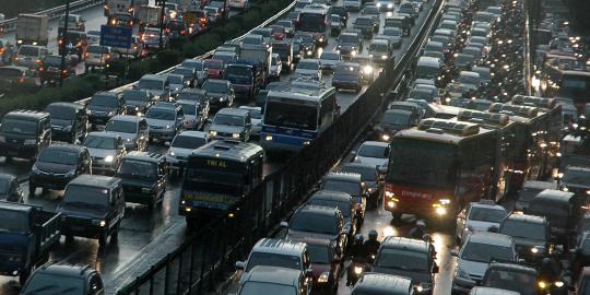 Truk sudah dievakuasi, Tol Cikampek macet 20 km