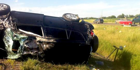   Minibus terbalik di Tol Jagorawi, penumpang luka