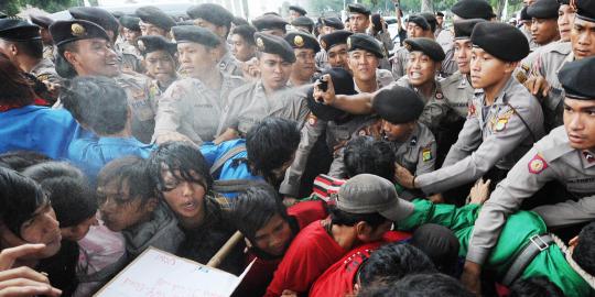 Mahasiswa unjuk rasa tutup jalan di depan UKI