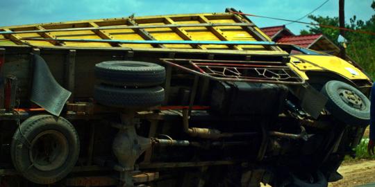   Truk tabrak bus ganti ban di Tol Pd Gede, 2 tewas