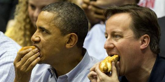 Obama dan Cameron nonton basket sambil makan hotdog