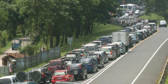 Truk terguling, Tol Jagorawi macet 2 Km