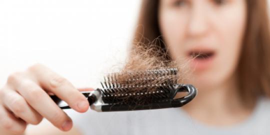Mengenal penyebab rambut rontok dan solusinya
