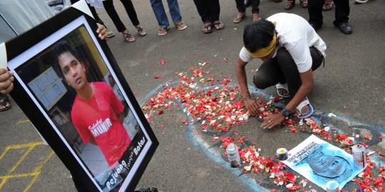 Aksi tabur bunga di Istana Merdeka untuk Sondang