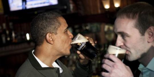 Obama minum bir di perayaan St Patrick.