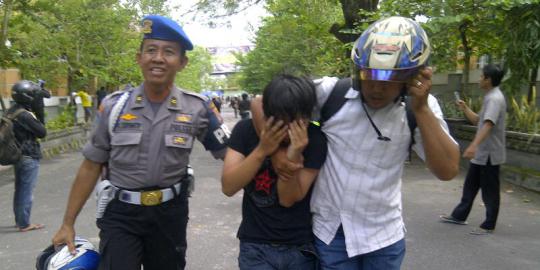 Aksi ricuh, polisi amankan lima mahasiswa