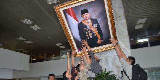 Keluarga mahasiswa siap ganti foto SBY yang rusak