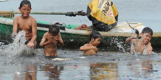 Anak-anak bermain sampah di Muara Angke