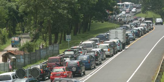 Jalur menuju Puncak dibuka sampai pukul 11.00 WIB