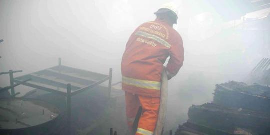 Api di gudang oli Muara Karang padam
