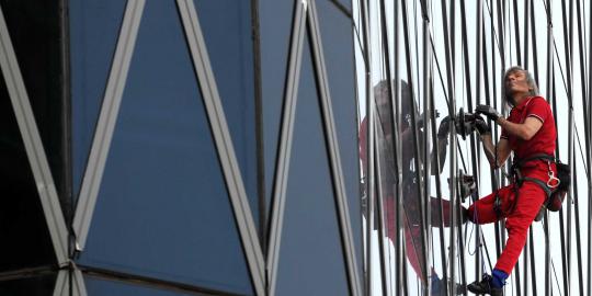 \'Spiderman\' 2 kali jatuh saat panjat Bakrie Tower