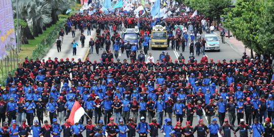 Demo besar-besaran kepung Istana Merdeka