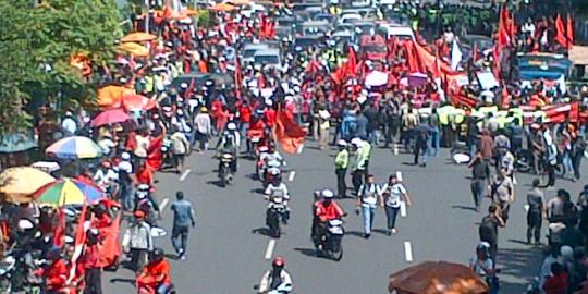 Demo BBM, kantor gubernur Jatim dikepung massa PDIP
