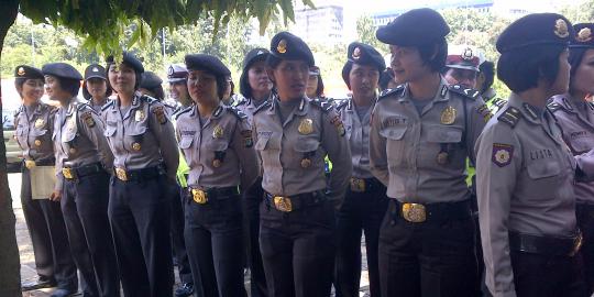 Polwan cantik tak diturunkan amankan demo di DPR