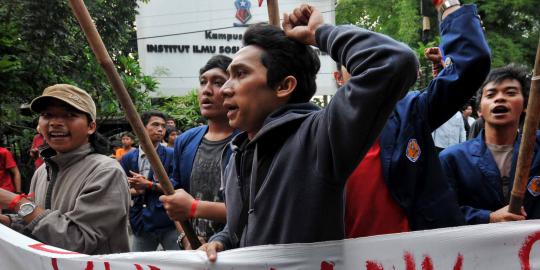 Demo DPR rusuh, mahasiswa lempari batu ke aparat