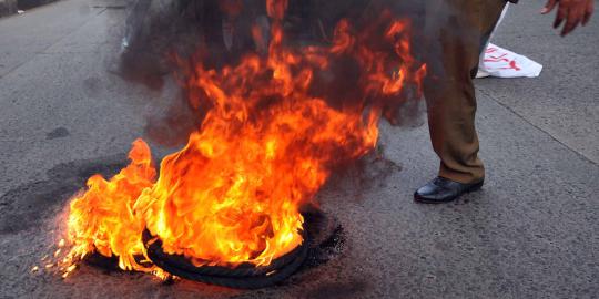 Demo BBM, mahasiswa Makassar tutup jalan tol