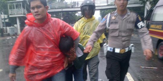 Dua wartawan dipukuli polisi di Gambir