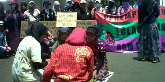 Ibu-ibu demo lempar panci di depan DPR