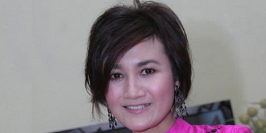 Nini Carlina pelihara biawak yang masuk rumahnya