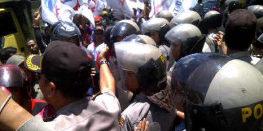 Bakar ban di pertigaan Kedu, demo mahasiswa di Magelang ricuh