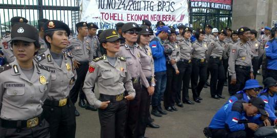 Pendemo dilarang tukeran nomor HP dengan polwan cantik