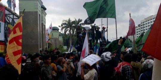 Demo BBM, mahasiswa jebol gerbang DPR