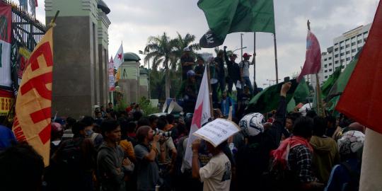 Demonstran di DPR dipukul mundur ke arah Slipi